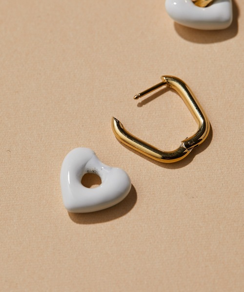 ear PAPILLONNER(イアパピヨネ)の「金属アレルギー対応 ステンレスカラーハートピアス(ピアス(両耳用)・レディース・ホワイト/ブラック・FREE)」の4枚目の写真