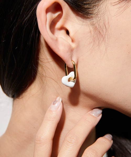 ear PAPILLONNER(イアパピヨネ)の「金属アレルギー対応 ステンレスカラーハートピアス(ピアス(両耳用)・レディース・ホワイト/ブラック・FREE)」の7枚目の写真