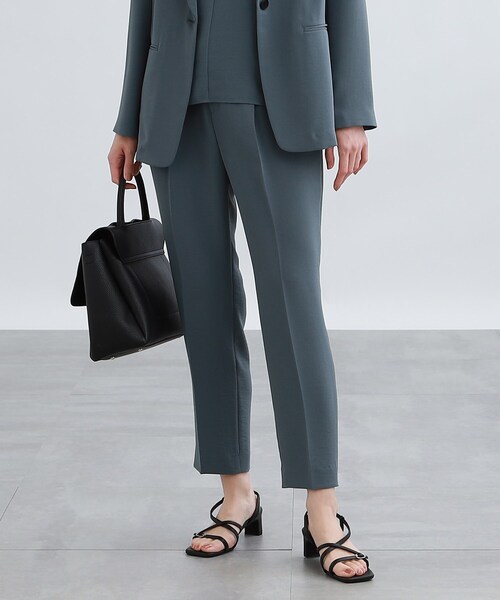 INDIVI（インディヴィ）の「◆【新色登場！/こなれSETUP/洗える/ウエストゴム】タックテーパードパンツ（スーツパンツ・レディース・サックスブルー系5/ブラック/ライトグリーン系/グレー系その他6/チャコール/ベージュ系5・34/15 /40/12/19/36/17/05/42/38/13/03）」の5枚目の写真