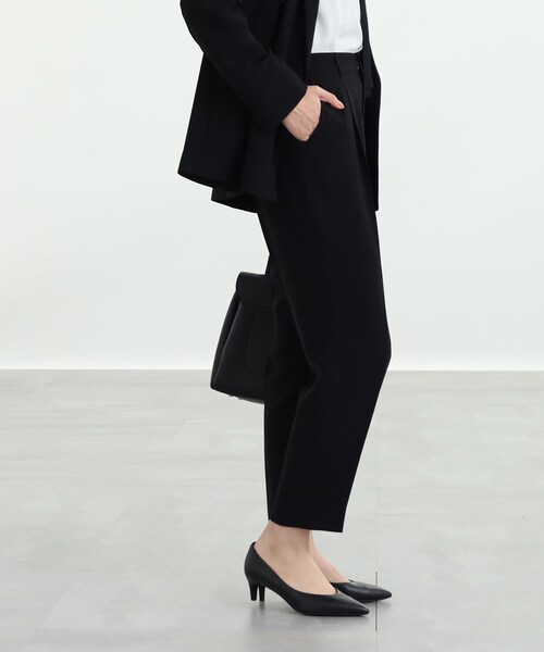 INDIVI（インディヴィ）の「◆【新色登場！/こなれSETUP/洗える/ウエストゴム】タックテーパードパンツ（スーツパンツ・レディース・サックスブルー系5/ブラック/ライトグリーン系/グレー系その他6/チャコール/ベージュ系5・34/15 /40/12/19/36/17/05/42/38/13/03）」の17枚目の写真
