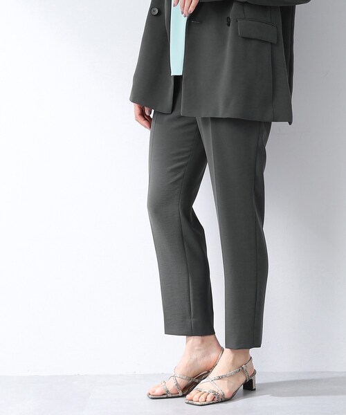 INDIVI（インディヴィ）の「◆【新色登場！/こなれSETUP/洗える/ウエストゴム】タックテーパードパンツ（スーツパンツ・レディース・サックスブルー系5/ブラック/ライトグリーン系/グレー系その他6/チャコール/ベージュ系5・34/15 /40/12/19/36/17/05/42/38/13/03）」の14枚目の写真