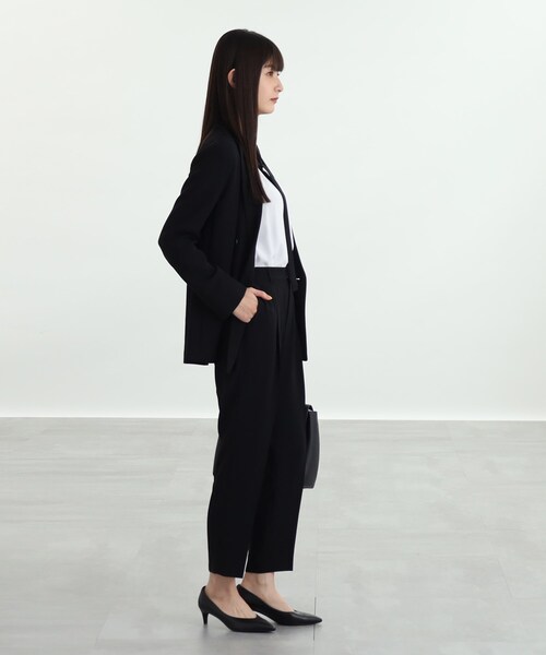 INDIVI（インディヴィ）の「◆【新色登場！/こなれSETUP/洗える/ウエストゴム】タックテーパードパンツ（スーツパンツ・レディース・サックスブルー系5/ブラック/ライトグリーン系/グレー系その他6/チャコール/ベージュ系5・34/15 /40/12/19/36/17/05/42/38/13/03）」の19枚目の写真