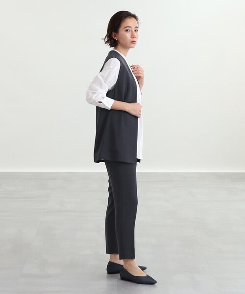 INDIVI（インディヴィ）の「◆【新色登場！/こなれSETUP/洗える/ウエストゴム】タックテーパードパンツ（スーツパンツ・レディース・サックスブルー系5/ブラック/ライトグリーン系/グレー系その他6/チャコール/ベージュ系5・34/15 /40/12/19/36/17/05/42/38/13/03）」の10枚目の写真