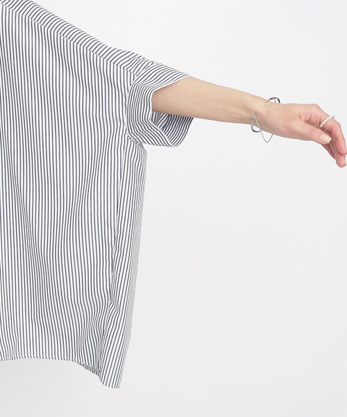 SHOO・LA・RUE（シューラルー）の「◆【こなれシルエットで体型カバー】ドルマンポンチョブラウス（シャツ/ブラウス・レディース・ホワイト系/ネイビー系2・00）」の5枚目の写真