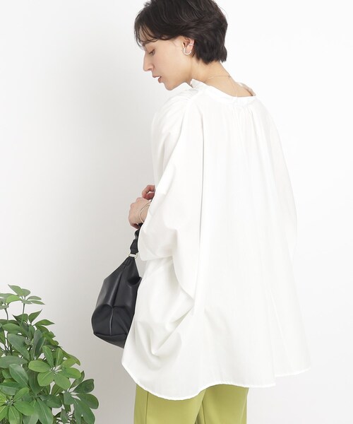 SHOO・LA・RUE（シューラルー）の「◆【こなれシルエットで体型カバー】ドルマンポンチョブラウス（シャツ/ブラウス・レディース・ホワイト系/ネイビー系2・00）」の20枚目の写真