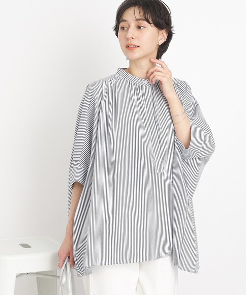 SHOO・LA・RUE（シューラルー）の「◆【こなれシルエットで体型カバー】ドルマンポンチョブラウス（シャツ/ブラウス・レディース・ホワイト系/ネイビー系2・00）」の4枚目の写真