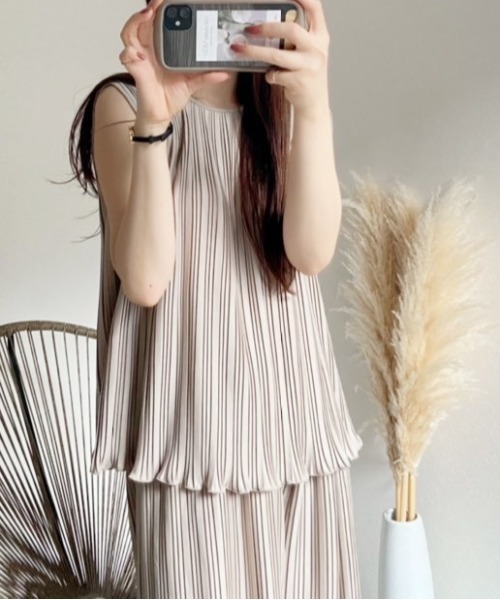 Meli rich（メリーリッチ）の「【セットアップ対応】ランダムプリーツタンクトップ（タンクトップ・レディース・ブラック/パープル/モカ/アイボリー/グレイッシュベージュ・MEDIUM）」の4枚目の写真