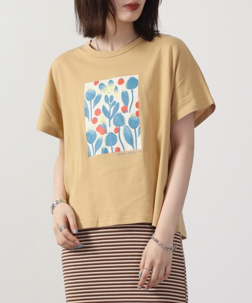 Emago（イマゴ）の「EMAGO 水彩植物プリント半袖Tシャツ（Tシャツ/カットソー・レディース・マスタード/パープル/ホワイト・FREE）」の2枚目の写真