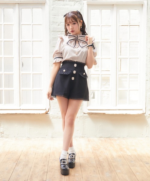 ROJITA（ロジータ）の「フラップポケットシアーフリルショートパンツ