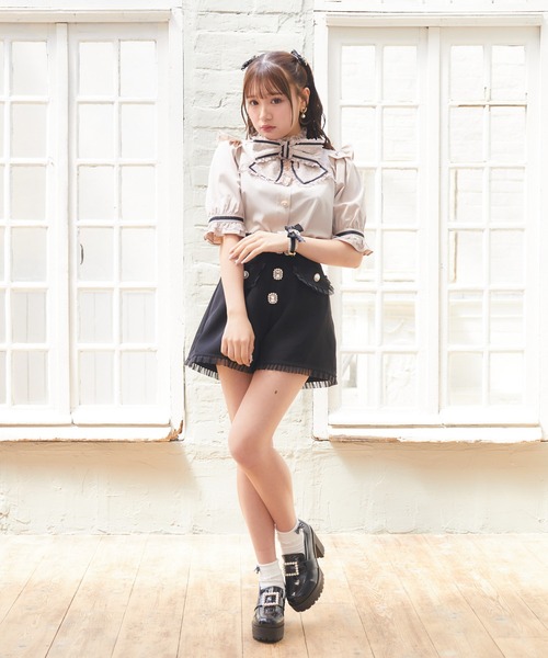 ROJITA（ロジータ）の「フラップポケットシアーフリルショートパンツ