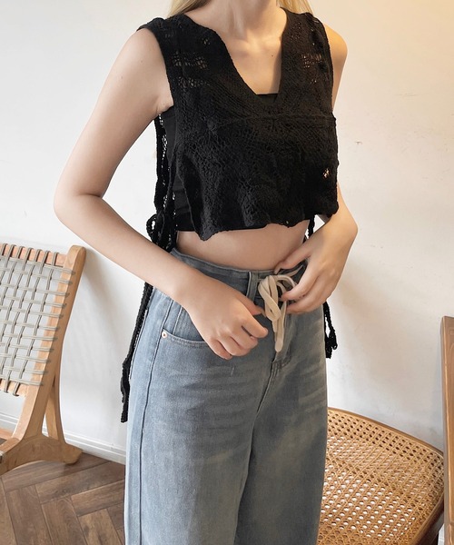 shopnikoniko（ショップニコニコ）の「ショート丈 かぎ編み ビスチェベスト（ベスト・レディース・ブラック・フリー）」の5枚目の写真