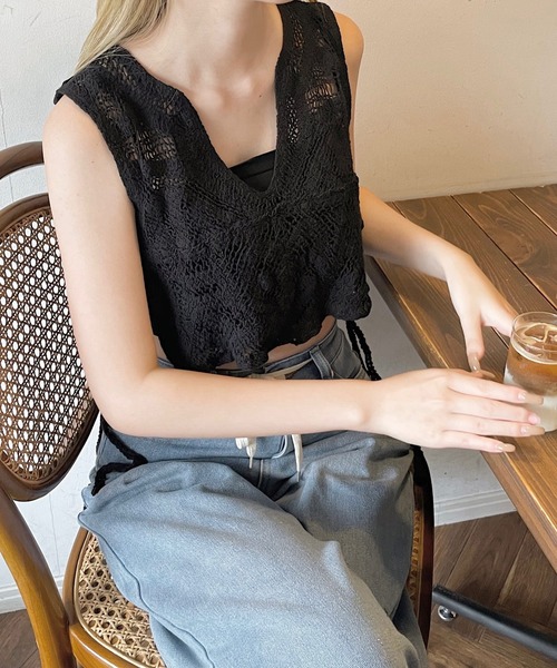 shopnikoniko（ショップニコニコ）の「ショート丈 かぎ編み ビスチェベスト（ベスト・レディース・ブラック・フリー）」の4枚目の写真
