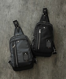 MADDEN EQUIPMENT（メデン イクイップメント）の「【公式】高級感 がある デザイン で キレイな 服装 にも 使える! B5 サイズ の 書類 や タブレット も入る 大容量 サイズ（ショルダーバッグ）」
