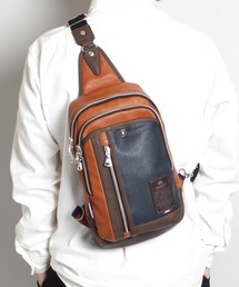 MADDEN EQUIPMENT（メデン イクイップメント）の「【公式】高級感 がある デザイン で キレイな 服装 にも 使える! B5 サイズ の 書類 や タブレット も入る 大容量 サイズ（ショルダーバッグ）」