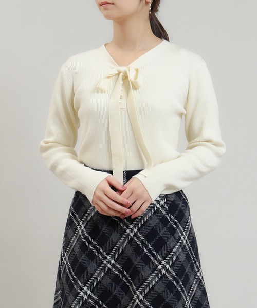 TRUDEA（トルディア）の「パール付きボウタイニット（ニット/セーター・レディース・ピンクベージュ/ホワイト×ブラック/ホワイト/ブラック×ホワイト・MEDIUM/LARGE）」の3枚目の写真