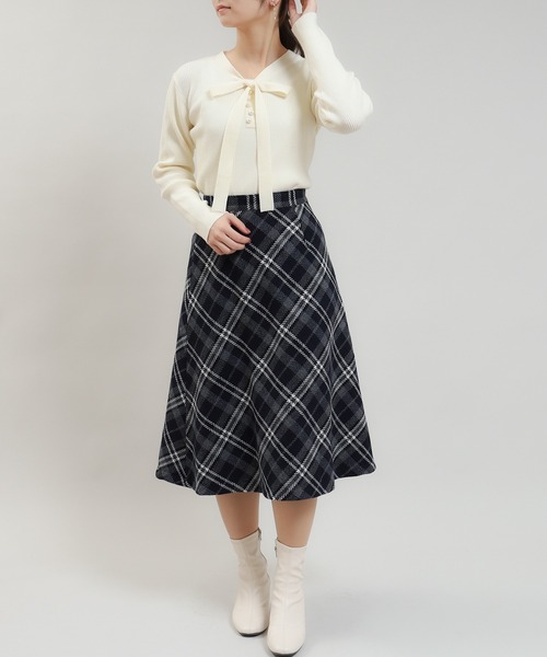 TRUDEA（トルディア）の「パール付きボウタイニット（ニット/セーター・レディース・ピンクベージュ/ホワイト×ブラック/ホワイト/ブラック×ホワイト・MEDIUM/LARGE）」の15枚目の写真