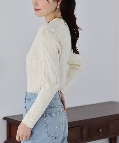 BLUEEAST（ブルーイースト）の「配色＆無地リブニットトップス（ニット/セーター・レディース・アイボリー/ブルー/アイボリー系/ブラック系・MEDIUM）」の9枚目の写真