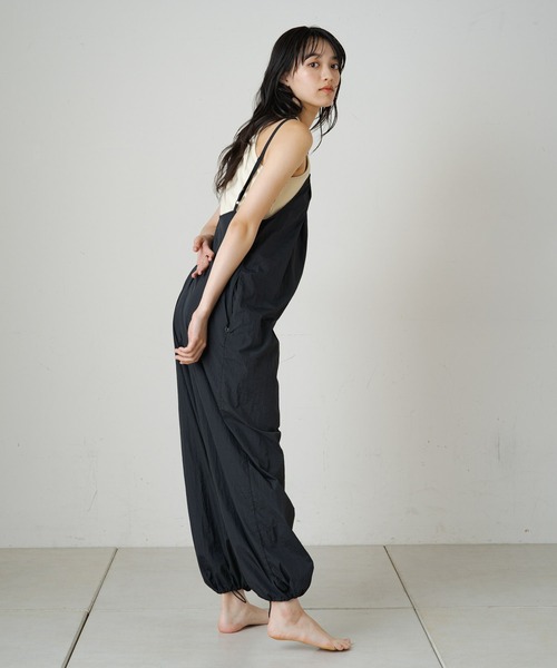 earthy（アーシー）の「キャミサロペット(パッカブル)（サロペット/オーバーオール・レディース・パープル/ブラック/ベージュ・FREE）」の17枚目の写真