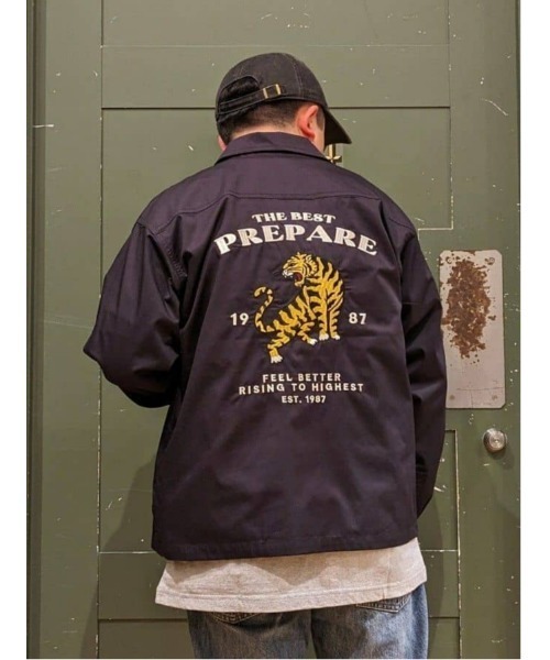 Right-on（ライトオン）の「グラフィック刺繍ツイル長袖ワークシャツ（シャツ/ブラウス・メンズ・ブラック/ネイビー/ベージュ・M/L/XL）」の2枚目の写真