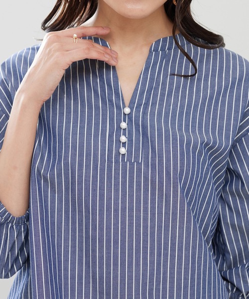 BELLUNA PLUS(ベルーナ)の「ラメストライプ素材パール使いブラウス(シャツ/ブラウス・レディース・ブルー系/ホワイト系・X-LARGE/MEDIUM/LARGE)」の6枚目の写真