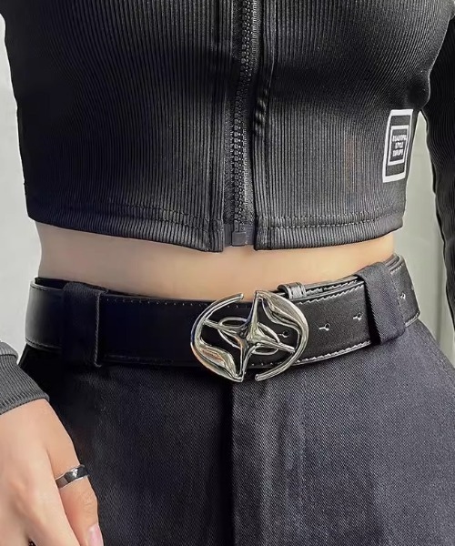 DEVICE（デバイス）の「デザイン メタル バックル 韓国 古着風 y2k フェイク レザー ベルト（ベルト・レディース・ブラック/シルバー・FREE）」の4枚目の写真