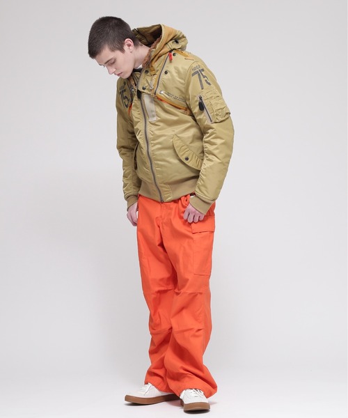 AVIREX（アヴィレックス）の「《WEB&DEPOT限定》MA-1 REMODEL / MA-1 リモデル / AVIREX / アヴィレックス（MA-1・メンズ・セージグリーン/ブラック/カーキ/ロイヤルブルー/チャコール/レッド・MEDIUM/LARGE/X-LARGE/XX-LARGE）」の19枚目の写真