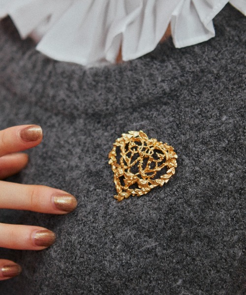 manana suerte（マニャーナスエルテ）の「リーフハートブローチ（ブローチ/コサージュ・レディース・ゴールド・FREE）」の3枚目の写真