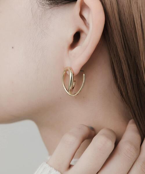 SMELLY（スメリー）の「ニュアンスカーブピアス（ピアス（両耳用）・レディース・ゴールド・-）」の2枚目の写真