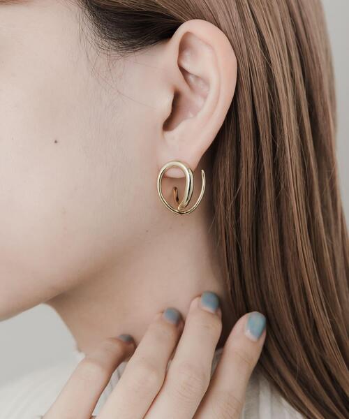 SMELLY（スメリー）の「ニュアンスカーブピアス（ピアス（両耳用）・レディース・ゴールド・-）」の3枚目の写真