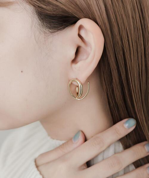 SMELLY（スメリー）の「ニュアンスカーブピアス（ピアス（両耳用）・レディース・ゴールド・-）」の4枚目の写真