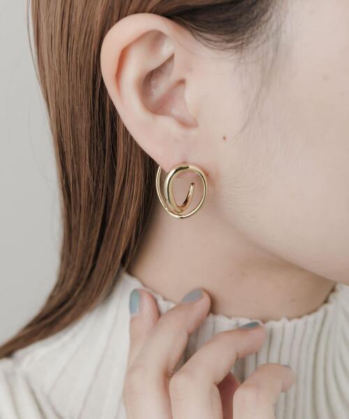 SMELLY（スメリー）の「ニュアンスカーブピアス（ピアス（両耳用）・レディース・ゴールド・-）」の6枚目の写真