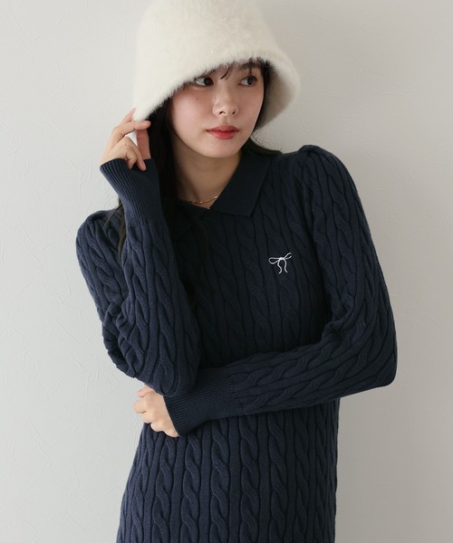 BLUEEAST(ブルーイースト)の「リボン刺繍ポロケーブルニットワンピース(ワンピース・レディース・グレー/ベージュ/ネイビー・MEDIUM)」の3枚目の写真
