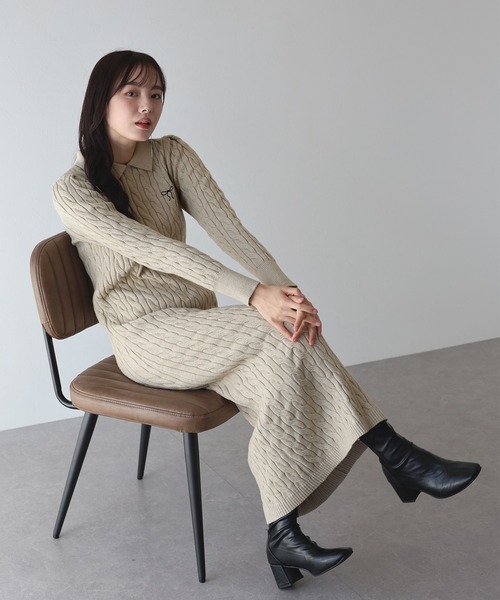 BLUEEAST(ブルーイースト)の「リボン刺繍ポロケーブルニットワンピース(ワンピース・レディース・グレー/ベージュ/ネイビー・MEDIUM)」の4枚目の写真