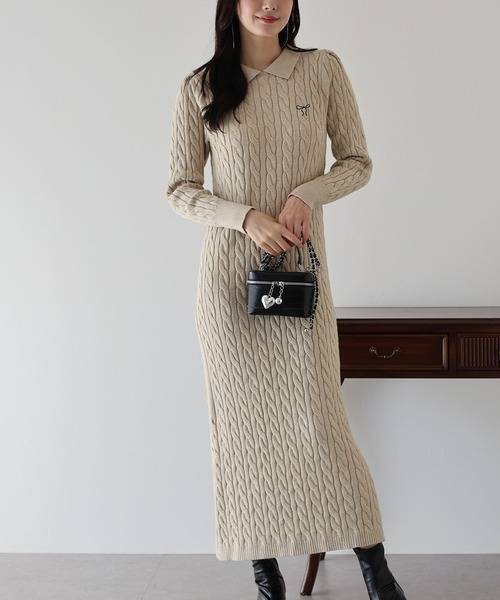 BLUEEAST(ブルーイースト)の「リボン刺繍ポロケーブルニットワンピース(ワンピース・レディース・グレー/ベージュ/ネイビー・MEDIUM)」の5枚目の写真