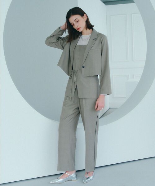 YECCA VECCA（イェッカヴェッカ）の「サイドラインストレートパンツ（スラックス・レディース・グレイッシュベージュ/ネイビー・S/M/M-L）」の5枚目の写真