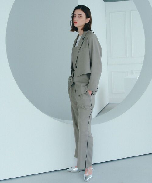 YECCA VECCA（イェッカヴェッカ）の「サイドラインストレートパンツ（スラックス・レディース・グレイッシュベージュ/ネイビー・S/M/M-L）」の7枚目の写真