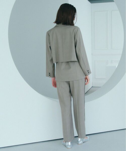 YECCA VECCA（イェッカヴェッカ）の「サイドラインストレートパンツ（スラックス・レディース・グレイッシュベージュ/ネイビー・S/M/M-L）」の8枚目の写真