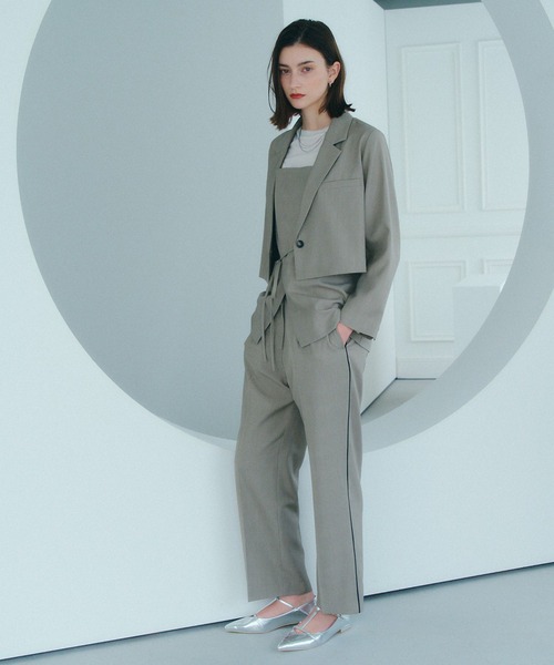 YECCA VECCA（イェッカヴェッカ）の「サイドラインストレートパンツ（スラックス・レディース・グレイッシュベージュ/ネイビー・S/M/M-L）」の2枚目の写真