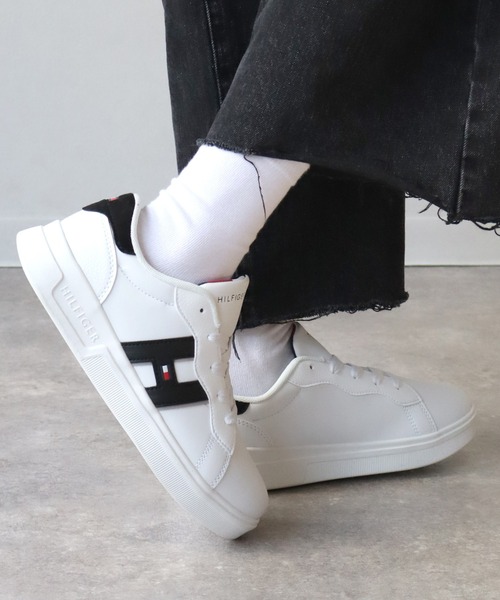 CORPUS TOKYO(コーパス トーキョー)の「【TOMMY HILFIGER/トミーヒルフィガー】TH CAYMAN 3.0/ケイマン ローカット スニーカー(スニーカー・レディース・ピンク/ホワイト×ブラック/ホワイト×グリーン・24.0cm/23.5cm/23.0cm/22.5cm/25.0cm/24.5cm)」の3枚目の写真