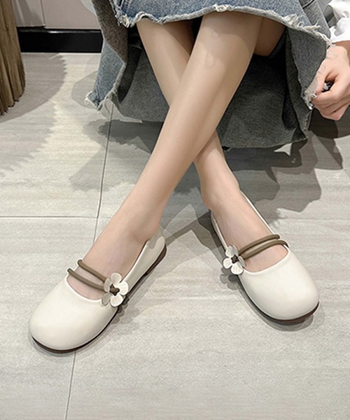 shoes365(シューズスリーシックスファイヴ)の「【shoes 365】フラワーデザインストラップフラットシューズ(スリッポン・レディース・オフホワイト/ベージュ・25.0cm/24.5cm/24.0cm/23.5cm/23.0cm/22.5cm)」の1枚目の写真