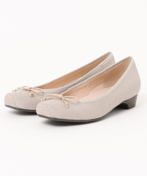 UnReef(アンリーフ)の「スクエアトゥリボンモチーフパンプス(パンプス・レディース・ブラック/ベージュ・22.5cm/23.5cm/24.5cm/23.0cm/24.0cm)」の1枚目の写真