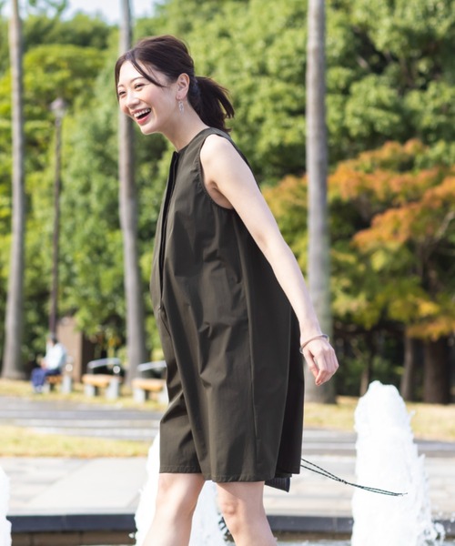 UNDOVE(アンドゥーブ)の「〈UNDOVE〉【はっ水/ストレッチ/UV対策/防シワ/接触冷感/アウトドア/普段着/水際アイテム/レジャー】はっ水オールインワン(サロペット/オーバーオール・レディース・カーキ/ブラック・X-LARGE/LARGE/MEDIUM)」の3枚目の写真
