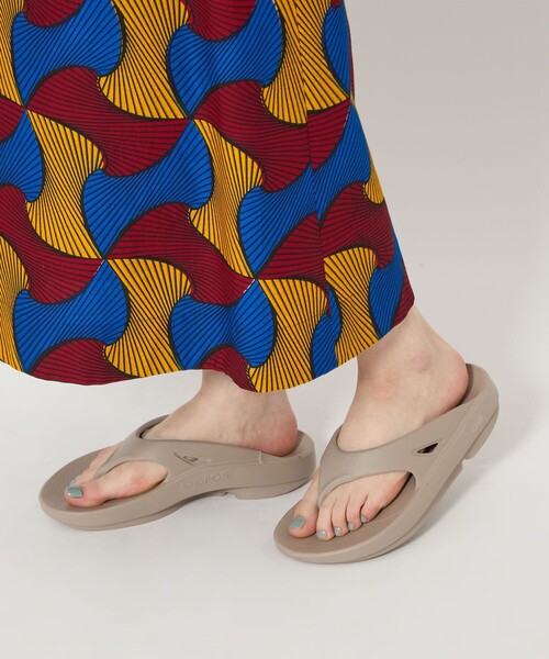 OOFOS（ウーフォス）の「＜OOFOS＞OOriginal サンダル（サンダル・レディース・ベージュ/ブラック・7/8/6/5）」の2枚目の写真