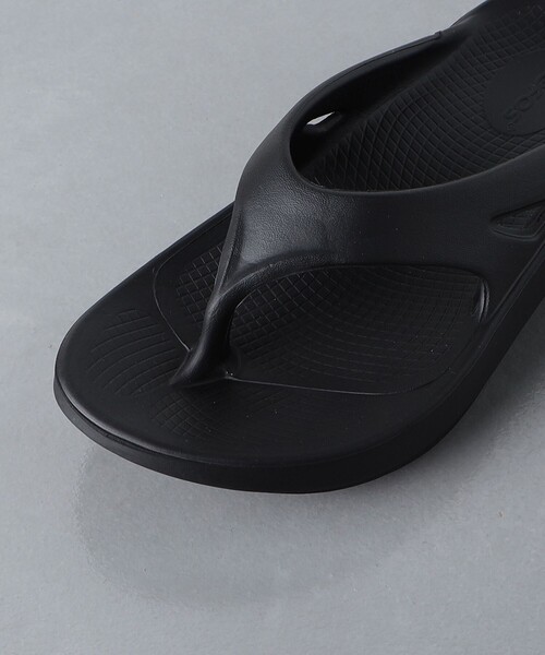 OOFOS（ウーフォス）の「＜OOFOS＞OOriginal サンダル（サンダル・レディース・ベージュ/ブラック・7/8/6/5）」の16枚目の写真