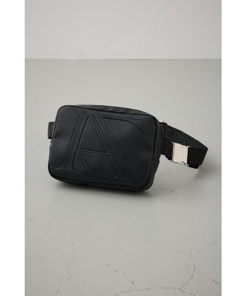 AZUL by moussy（アズールバイマウジー）の「ロゴエンボスボディバッグ（ショルダーバッグ・レディース・オフホワイト/ブラック・FREE）」の2枚目の写真