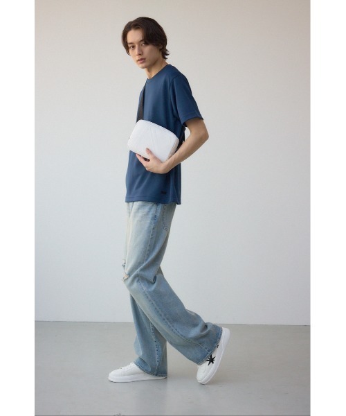AZUL by moussy（アズールバイマウジー）の「ロゴエンボスボディバッグ（ショルダーバッグ・レディース・オフホワイト/ブラック・FREE）」の4枚目の写真