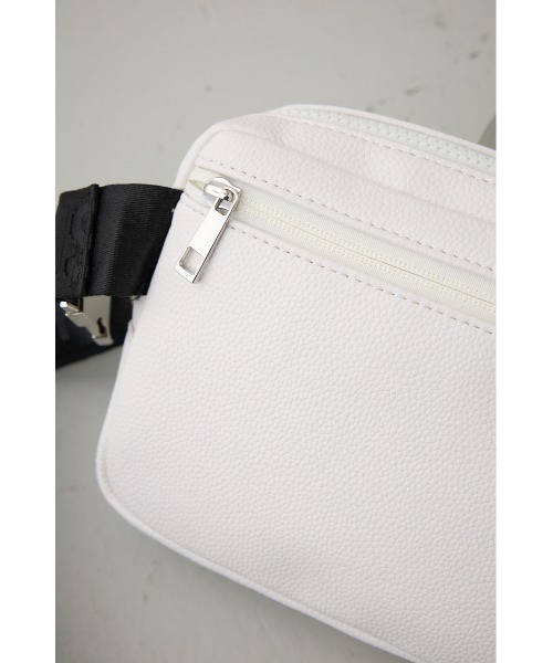 AZUL by moussy（アズールバイマウジー）の「ロゴエンボスボディバッグ（ショルダーバッグ・レディース・オフホワイト/ブラック・FREE）」の18枚目の写真