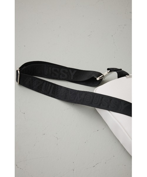 AZUL by moussy（アズールバイマウジー）の「ロゴエンボスボディバッグ（ショルダーバッグ・レディース・オフホワイト/ブラック・FREE）」の19枚目の写真