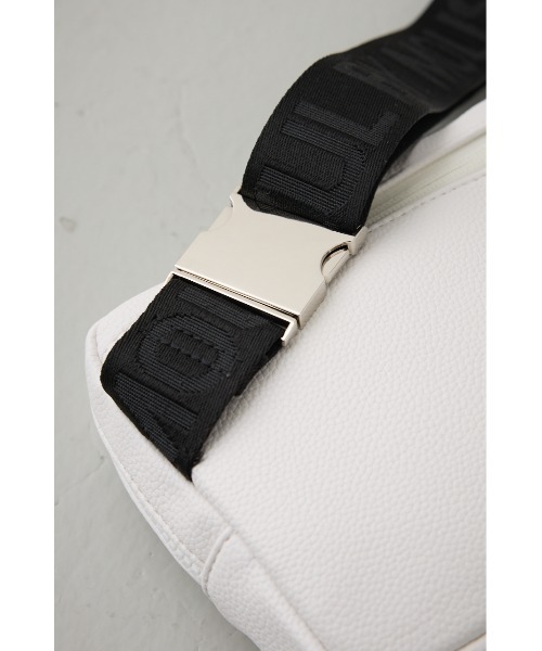 AZUL by moussy（アズールバイマウジー）の「ロゴエンボスボディバッグ（ショルダーバッグ・レディース・オフホワイト/ブラック・FREE）」の20枚目の写真