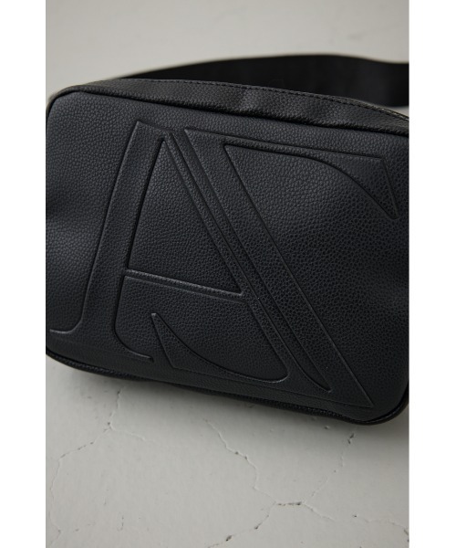 AZUL by moussy（アズールバイマウジー）の「ロゴエンボスボディバッグ（ショルダーバッグ・レディース・オフホワイト/ブラック・FREE）」の9枚目の写真